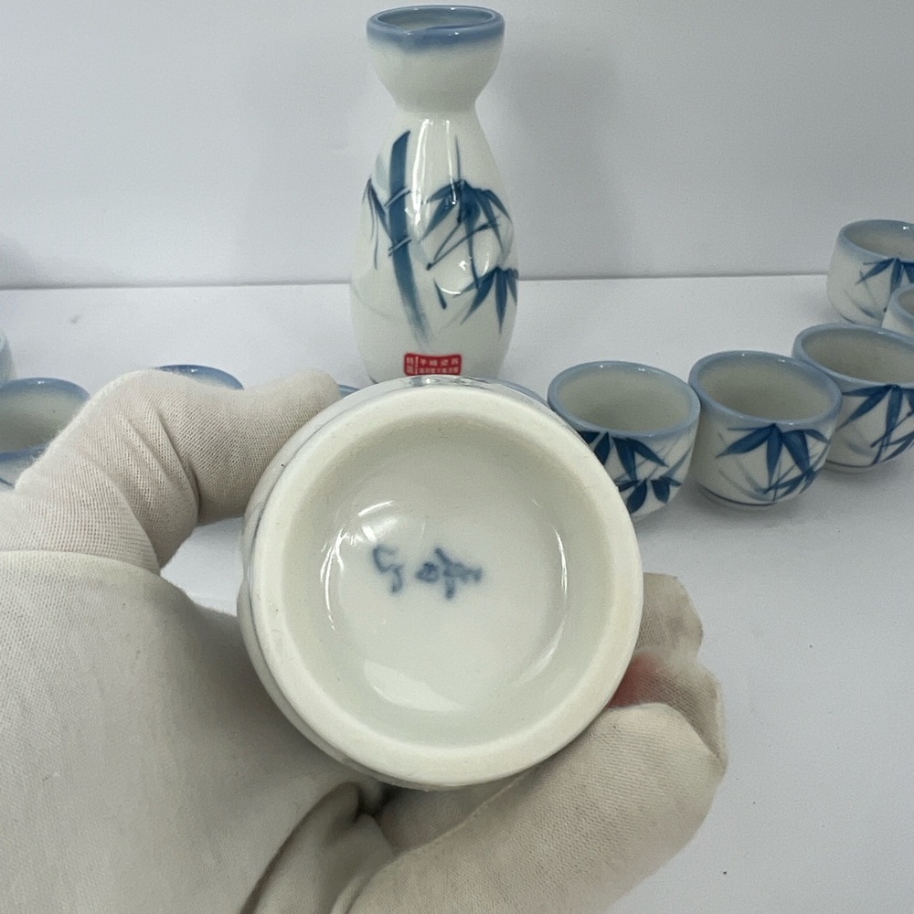 VINTAGE JAPANESE 14 PIECES SAKE SET, 12 CUPS, 2 BOTTLES, BLUE BAMBOO DESIGN - Picture 9 of 14